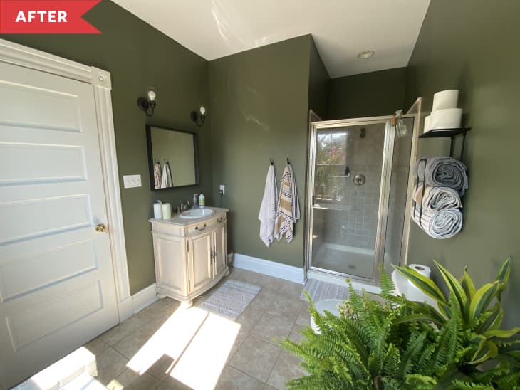 后置:绿色墙壁的主浴室