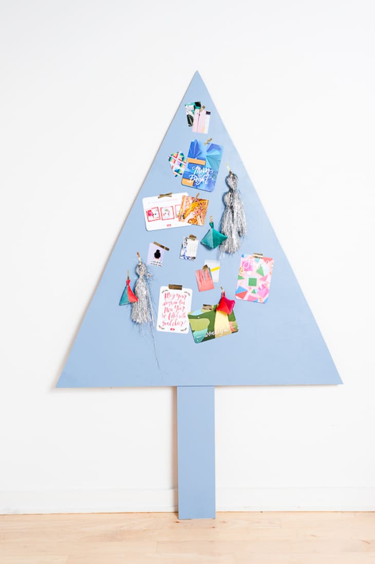 墙圣诞树由木材项目面板制成，涂成蓝色，装满了圣诞卡片