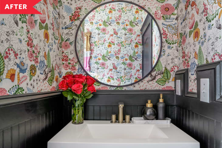 后:圆形镜子上面的盥洗室与花卉壁纸