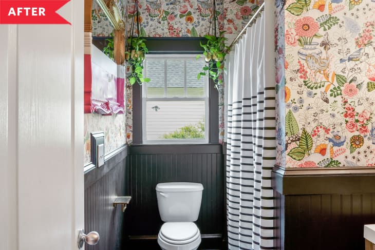后:厕所和淋浴区花卉壁纸，黑色珠板，条纹浴帘