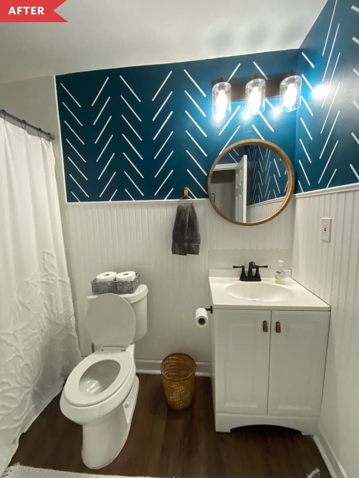 之后:浴室，饰有珠板，蓝白相间的墙壁，外加一个新的黑色水龙头，新的镜子和新的灯具