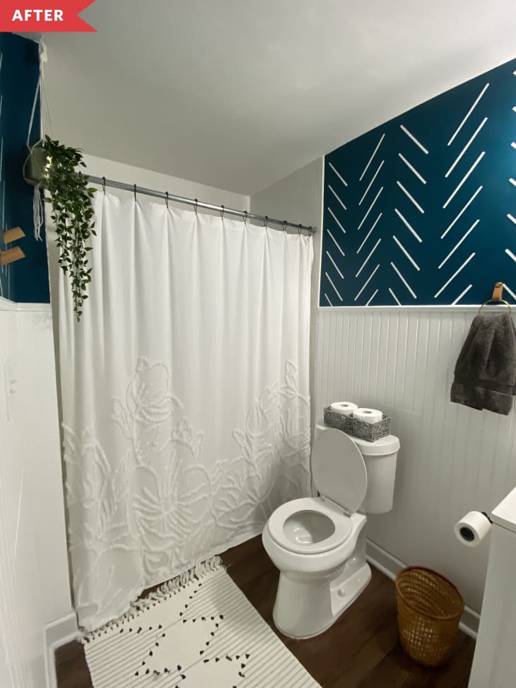 之后:浴室，饰有珠板，蓝白相间的墙壁，外加一个新的黑色水龙头，新的镜子和新的灯具