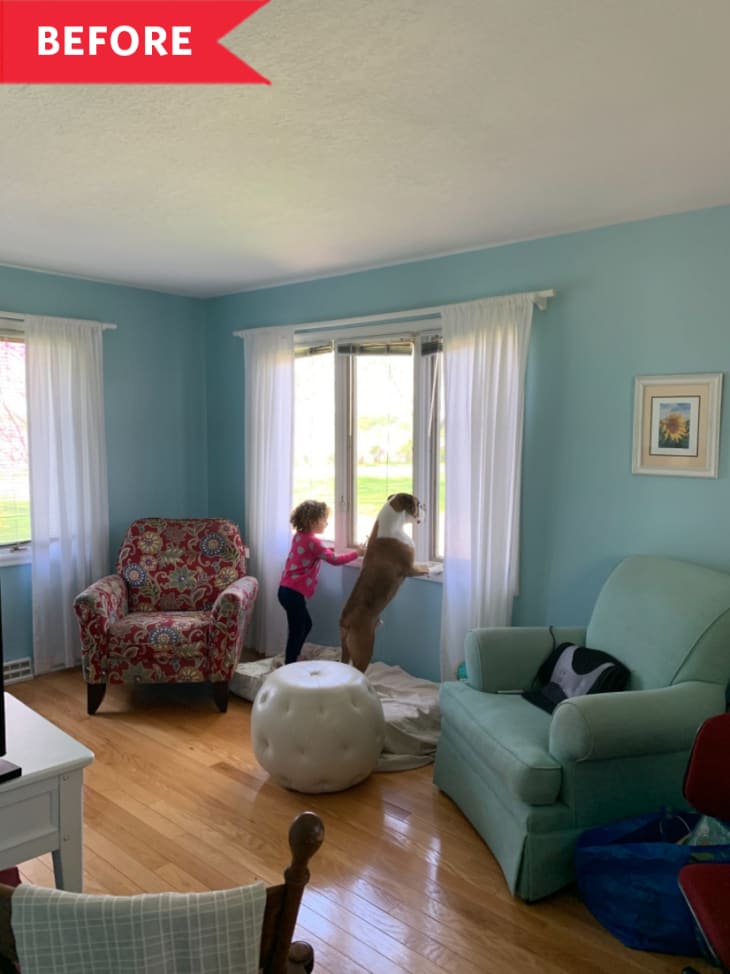 以前:客厅有天蓝色的墙壁和两扇大窗户，窗帘是纯白色的
