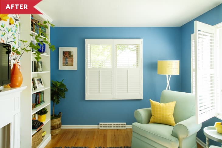 后置:一间有青色墙壁、两扇带百叶窗的大窗户、嵌壁式书架和一座人造壁炉的客厅