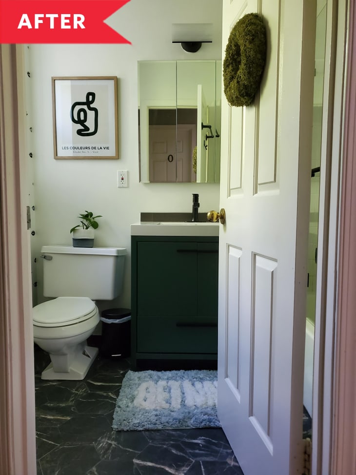 后:浴室与绿色梳妆台和抽象线条艺术印刷