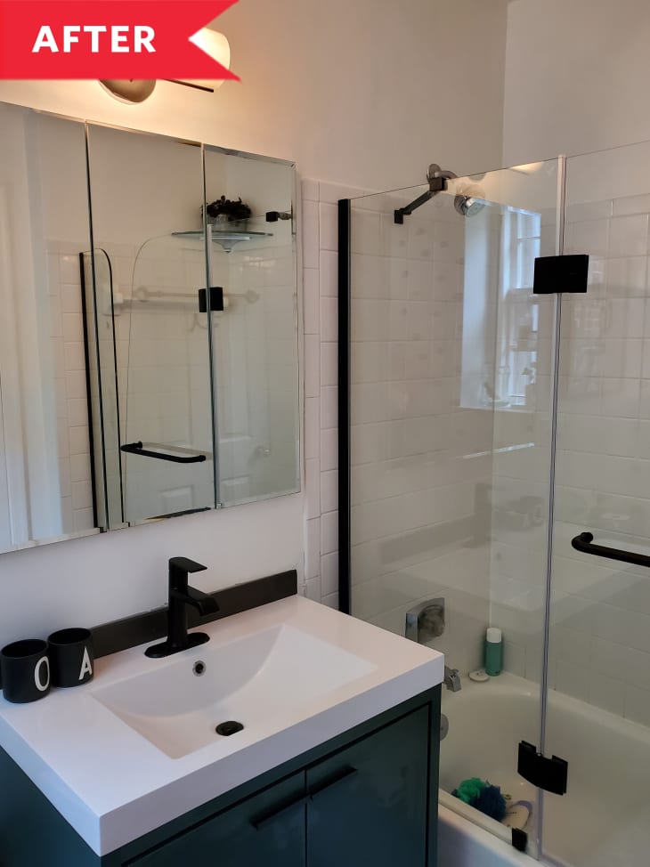之后:绿色的洗手台和水槽，上面有镜子，右边有玻璃淋浴