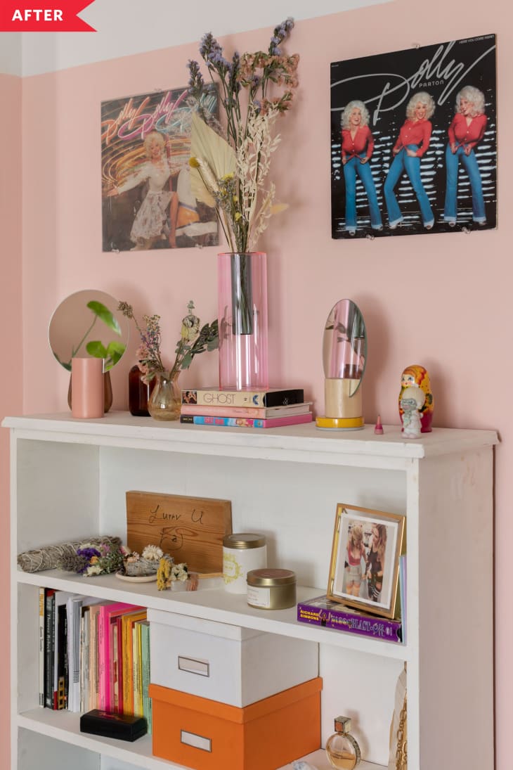 之后：粉红色墙与艺术和书籍的白色架子