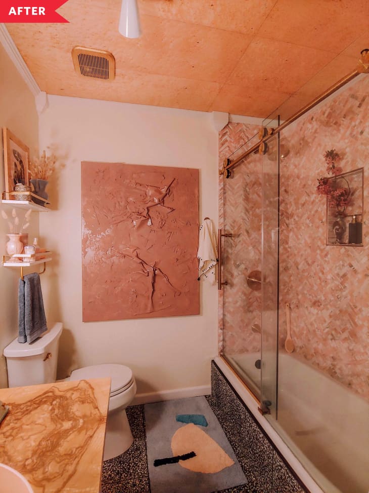 之后：浴室配有灰蓝色的梳妆台，木质台面，图案瓷砖地板，粉红色天花板