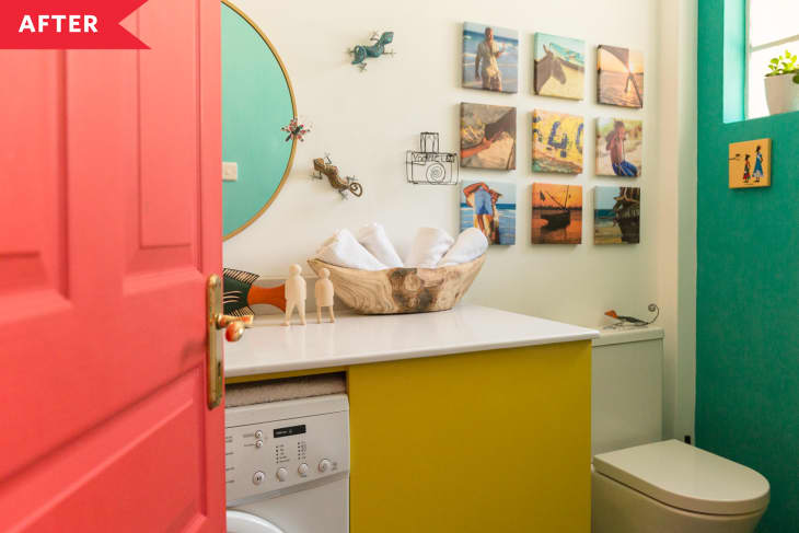 浴室有绿色的墙壁，黄色的橱柜，珊瑚色的门，加上彩色的照片艺术品