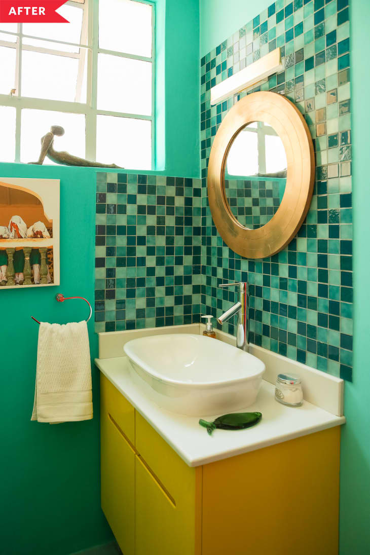 之后：浴室的黄色梳妆台和白色台面，靠着绿色马赛克瓷砖的绿色墙面