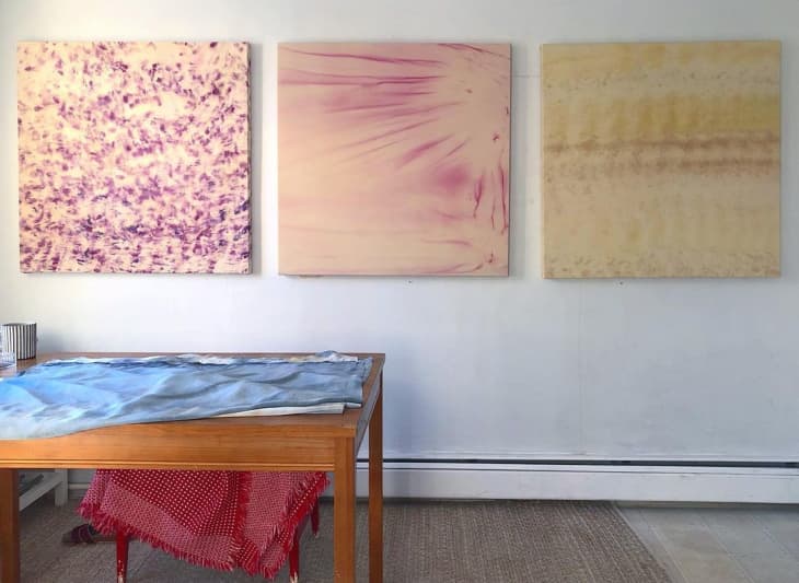 墙上有三幅用丝绸染成粉红色和黄色的画