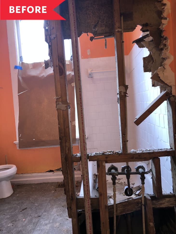 之前：带橙色墙壁的破旧浴室