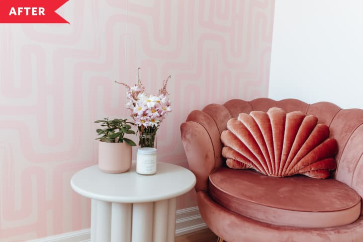 后置:鲑鱼色天鹅绒扇子椅，旁边是带凹槽的桌子，墙壁上有粉红色弯曲的壁纸