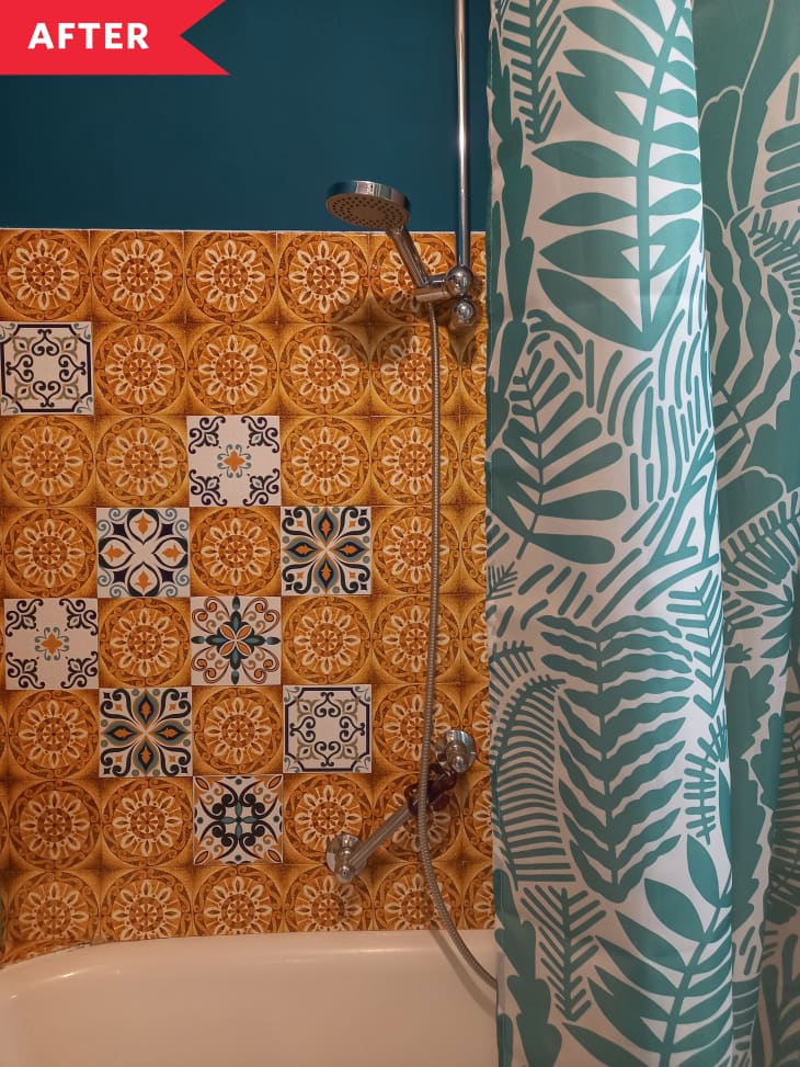 浴室装修后，墙面呈橙色瓷砖蓝色