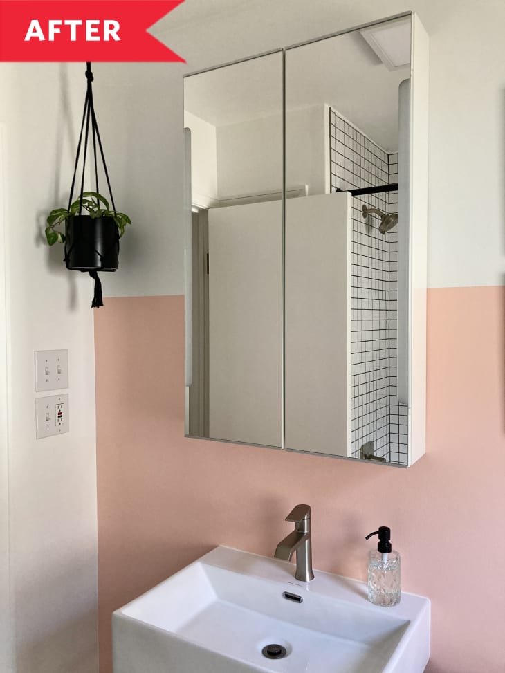 之后:浴室水槽上方的药柜镜子，粉红色和白色的墙壁