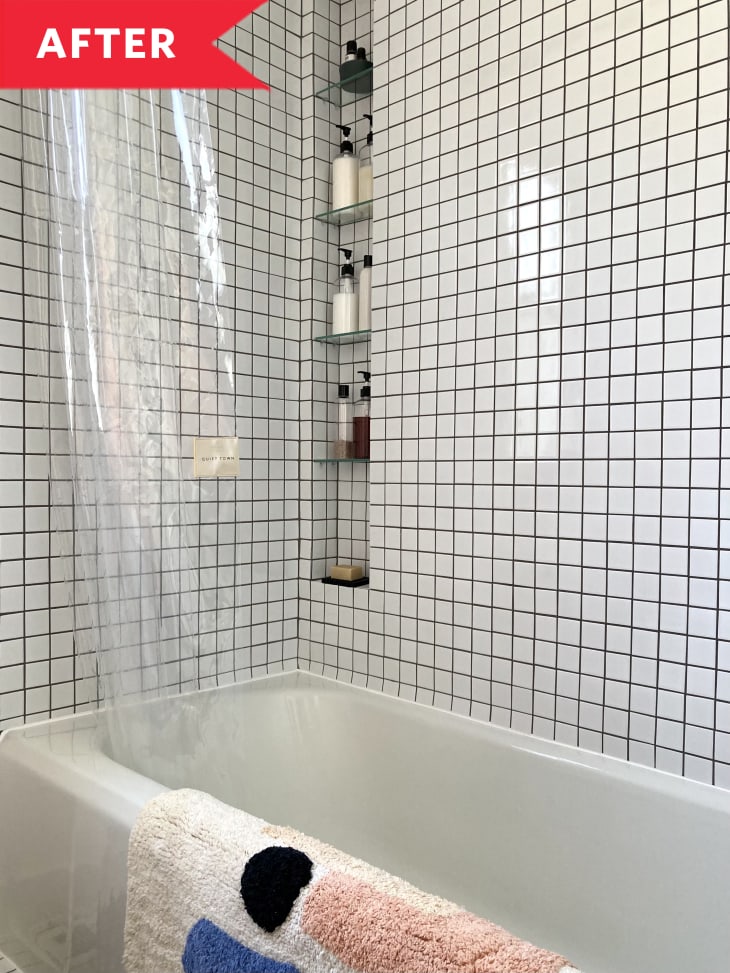 后置:带有白色方形瓷砖和嵌入式搁架的淋浴间