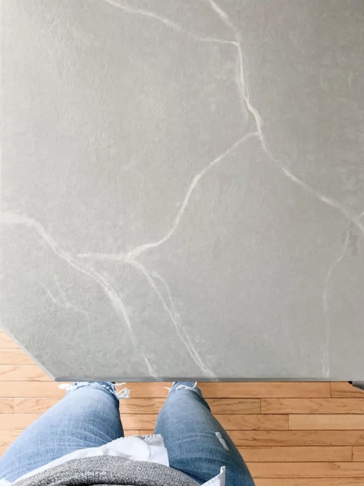 油漆层压板柜台灰色背景和白色纹理模仿大理石。