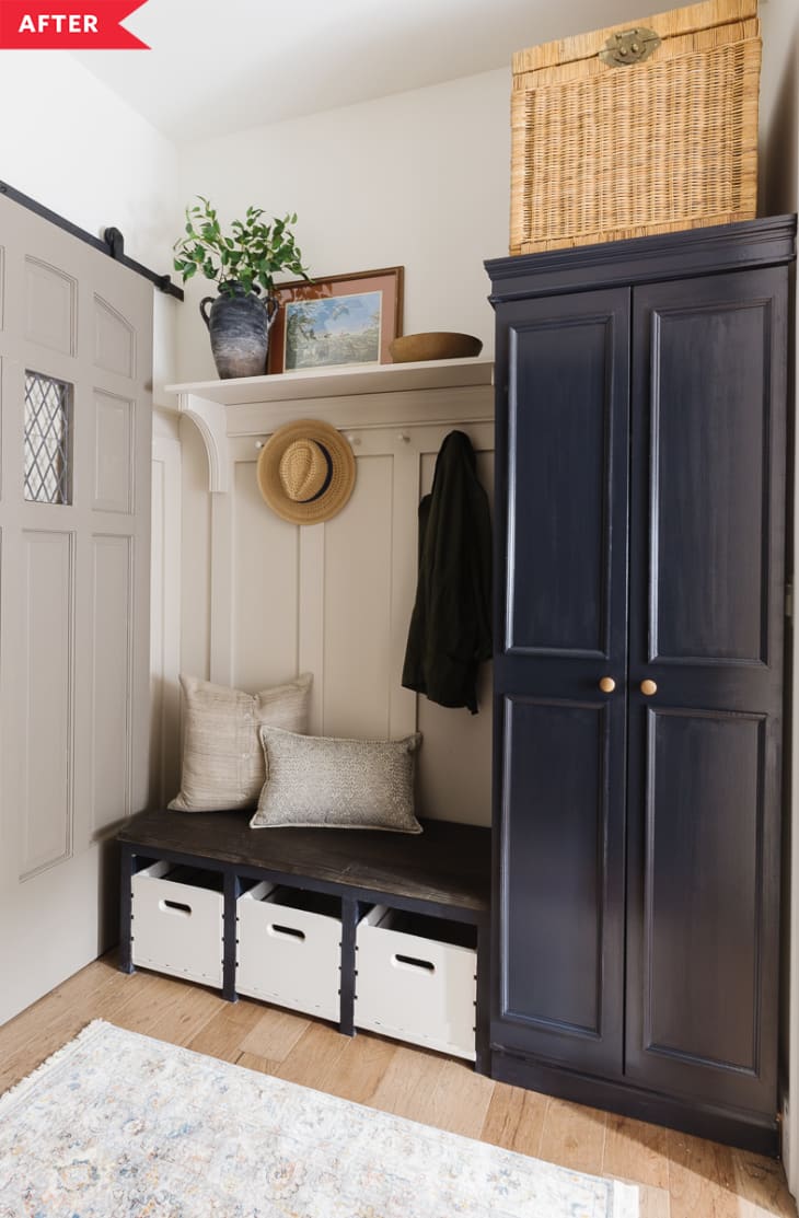 后置:带有黑色嵌壁式家具、棕褐色木板和木条的储藏室，以及一扇棕褐色滑动门