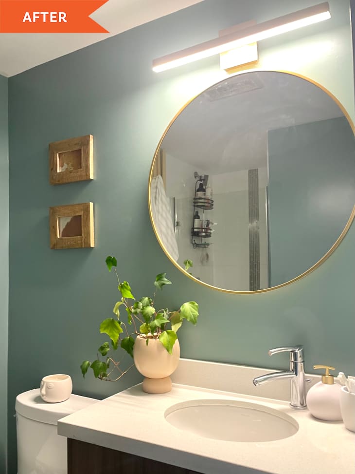 后:绿色浴室墙壁，洗手池上方有一面金色的镜子