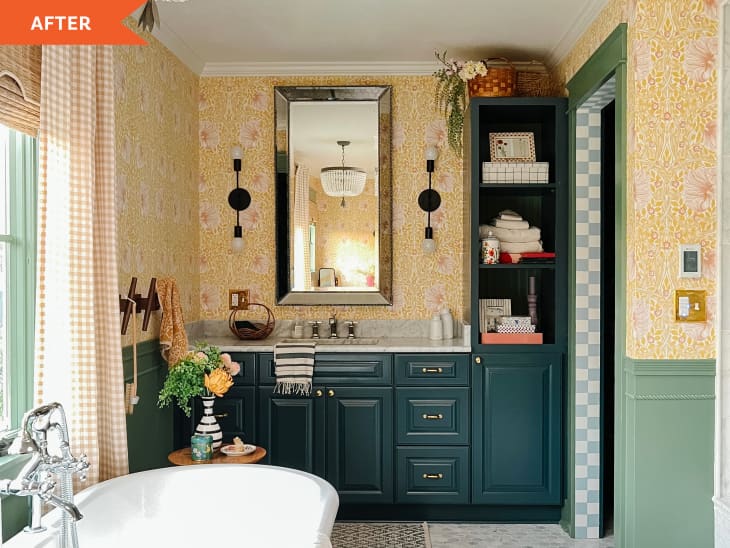 后置:带有深绿色橱柜和黄色碎花墙纸的浴室