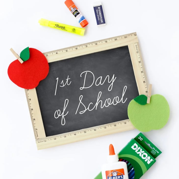 黑板上写着“开学第一天”