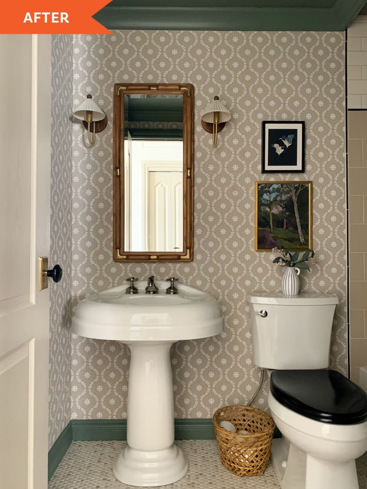 后:浴室墙上贴着壁纸，有一面细长的镜子，马桶上方的墙上挂着艺术品