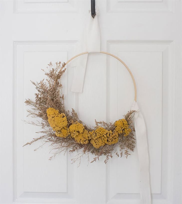 A wreath with yellow flowers