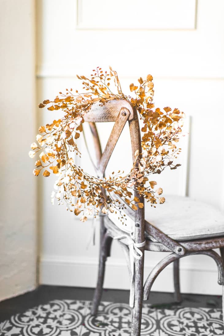 A thin wreath on a chair