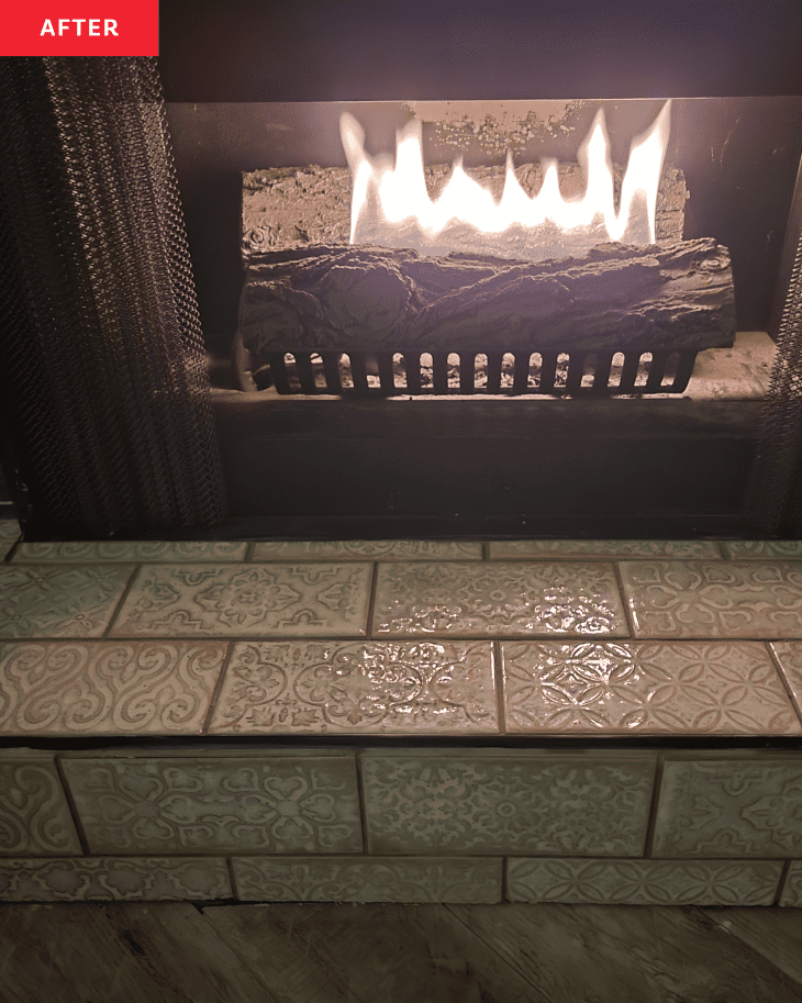 后置:壁炉炉膛上的米色纹理瓷砖