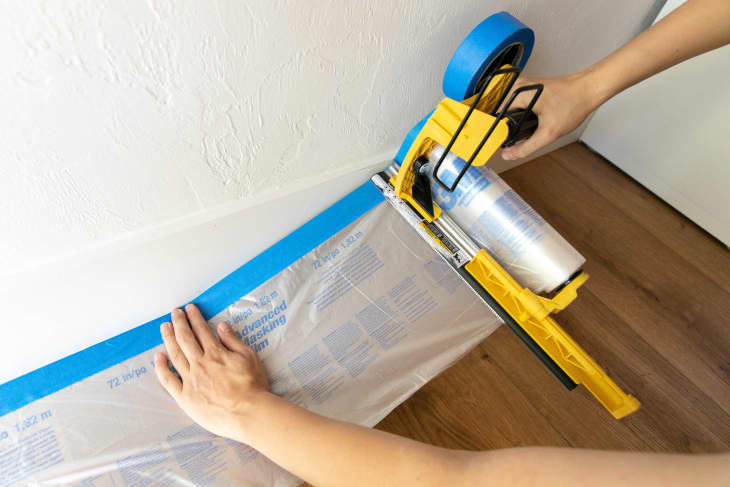 Using the 3M Painter's Tape and Film Applicator to tape off baseboards before painting