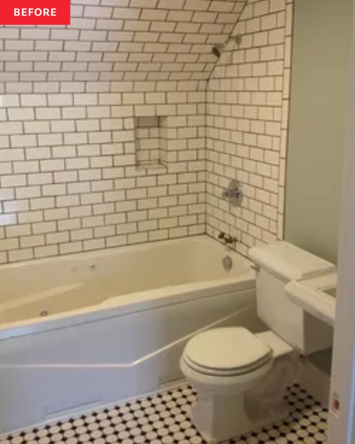 白地铁瓦、浴缸小熊、地板黑白便士瓦、绿墙、白马桶、浴室角墙