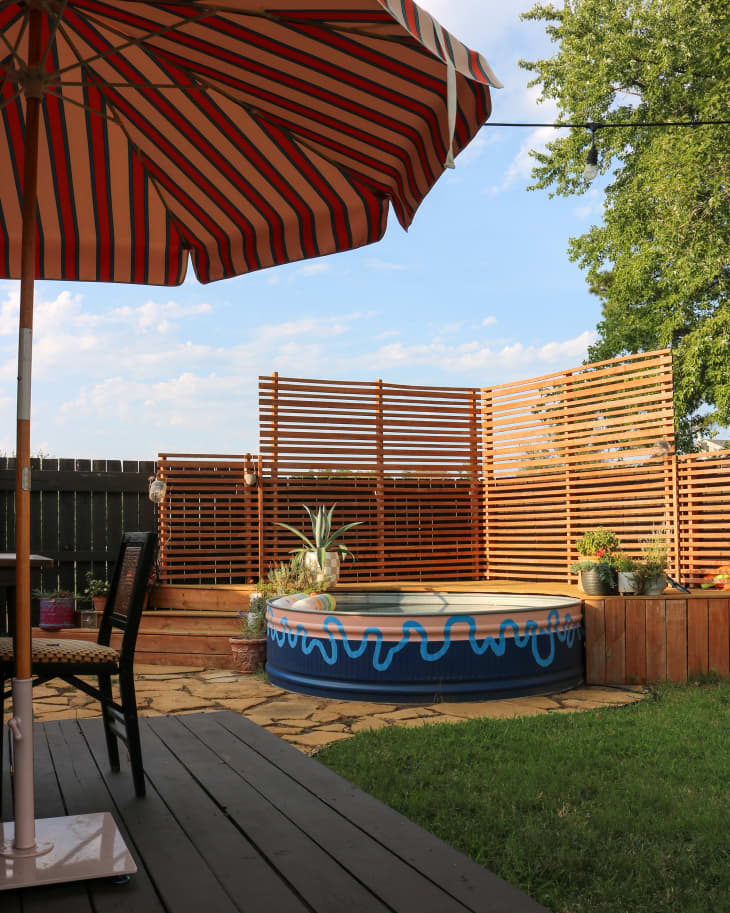 A “Mostly Dirt” Yard Gets a Makeover with a Stock Tank Pool | Apartment ...