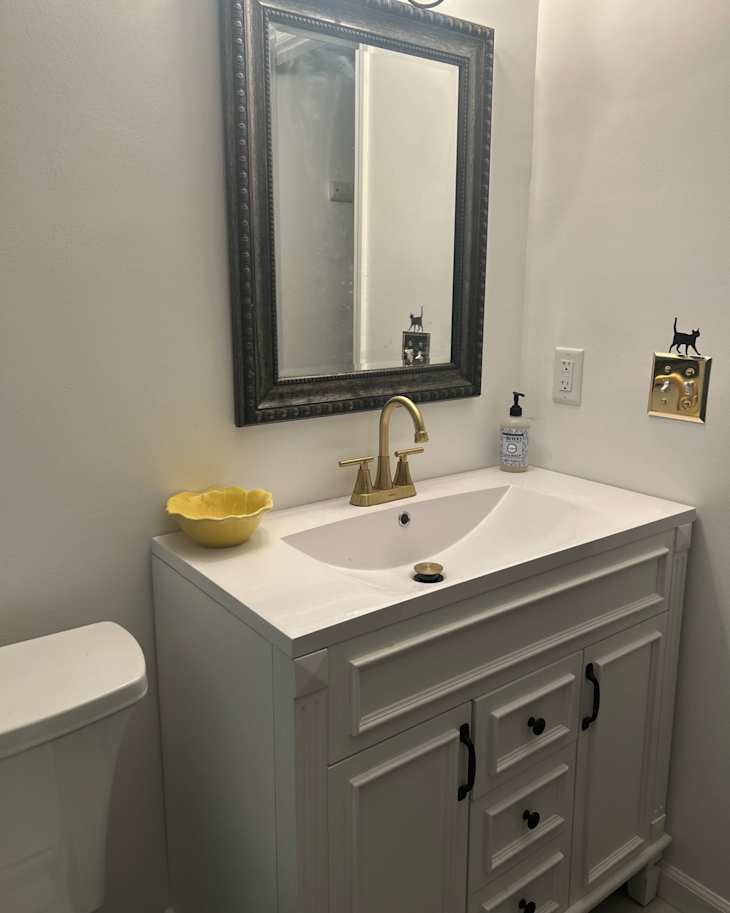 An ’80s Bathroom with “Yellow Undertones” Gets a Stunning Makeover | Apartment Therapy