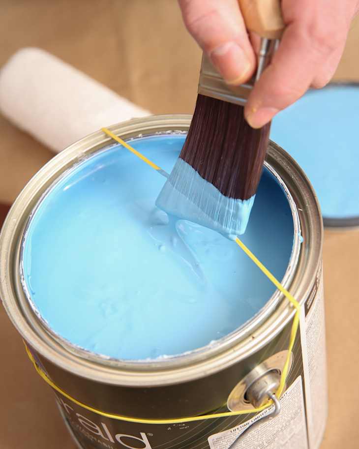 The Viral Elastic Band Hack is the Secret to a Clean Paint Can