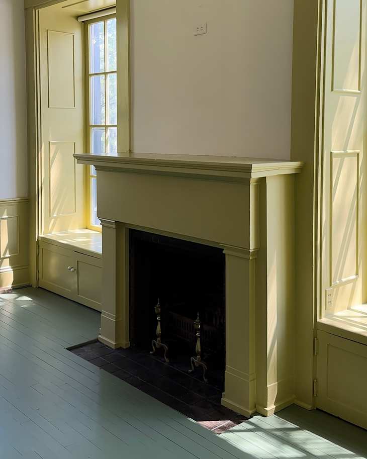 This 1850s Living Room Makeover Has “Major Bridgerton Vibes ...