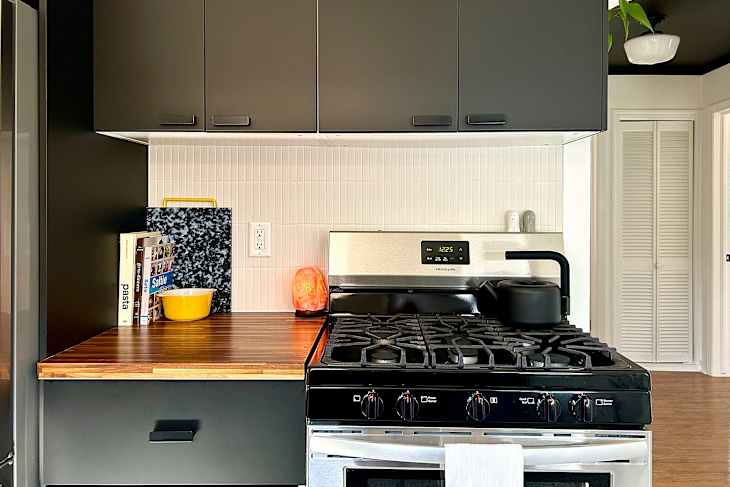 How I Tiled My Backsplash in My Minimalist Kitchen for $500 | Apartment ...