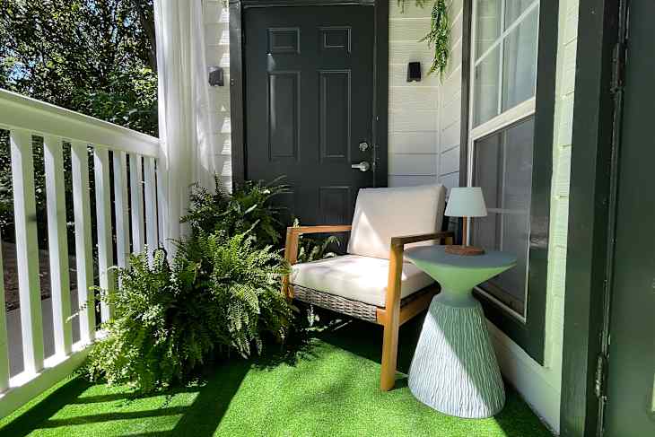 This Plain Rental Balcony Got a “Garden Oasis” Makeover | Apartment Therapy