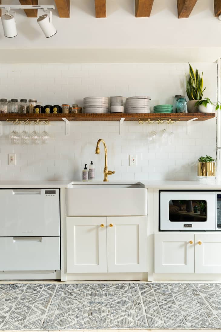 10 of the Most Popular Farmhouse Kitchens on Apartment Therapy