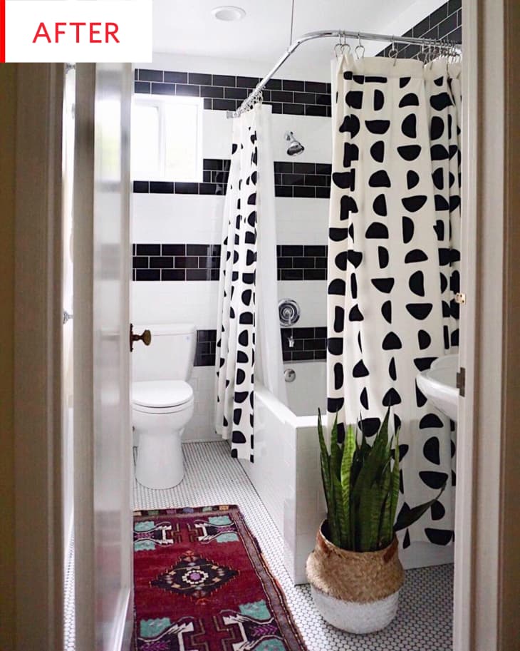 https://cdn.apartmenttherapy.info/image/upload/f_auto,q_auto:eco,w_730/at%2Fhouse%20tours%2F2019-07%2Fbold%20bathroom%2Fblack_and_white_bathroom5