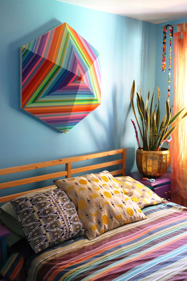 彩虹条纹3D艺术品悬挂在床上