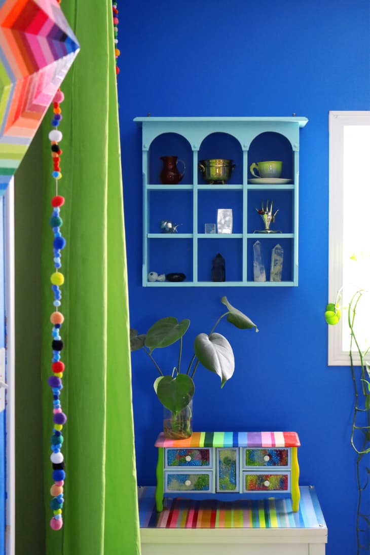 知更鸟蛋蓝架子上的小玩意挂在宝蓝色的墙上