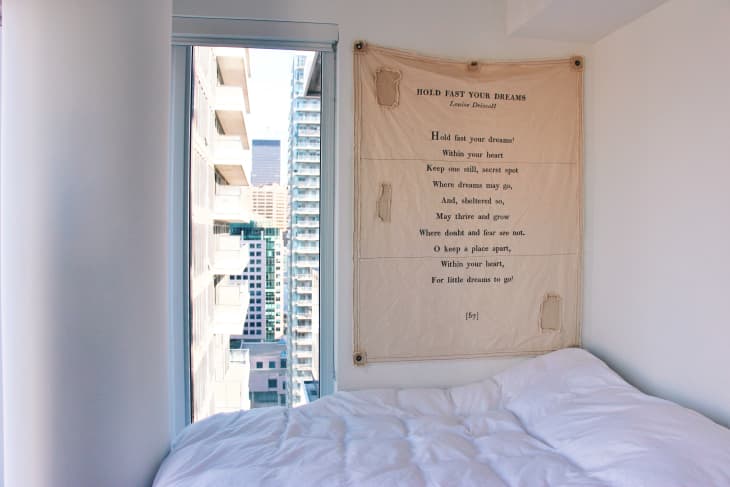 床上挂有诗的挂毯