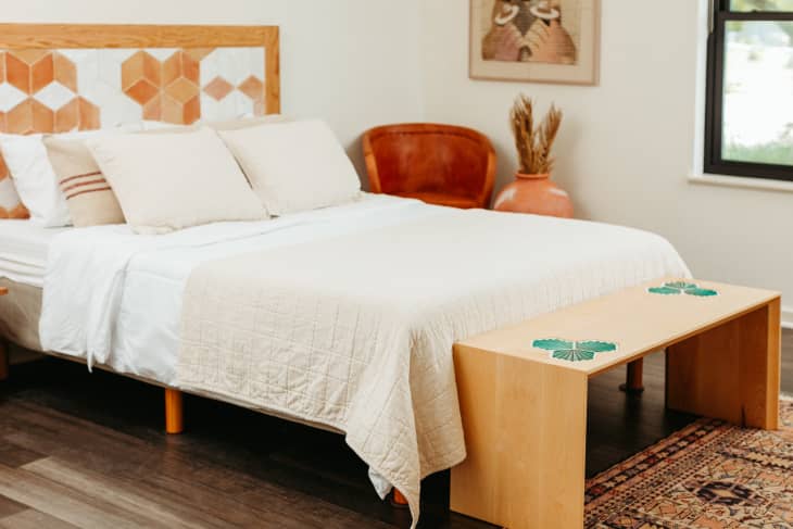 卧室采用白色、中性和赤陶的配色方案