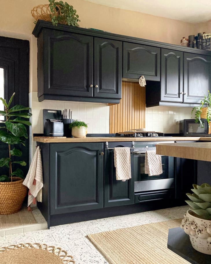 厨房采用黑色和中性的配色方案