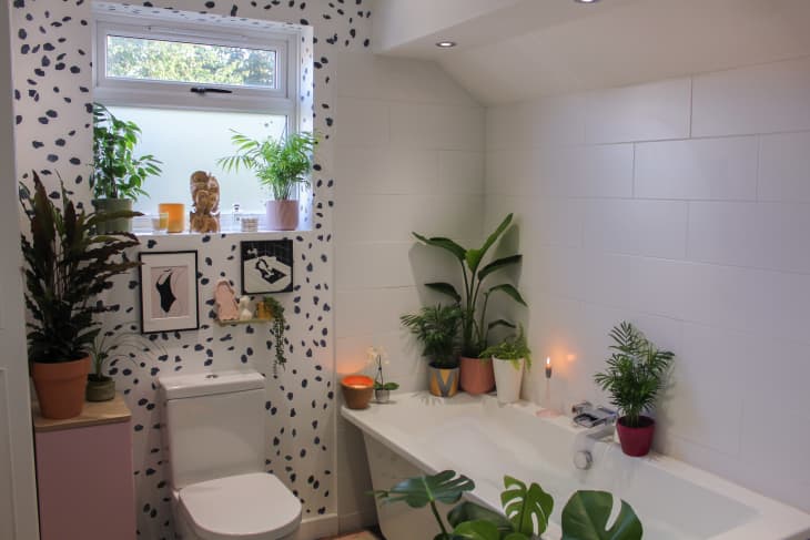 Bathroom with black and white specked wallpaper