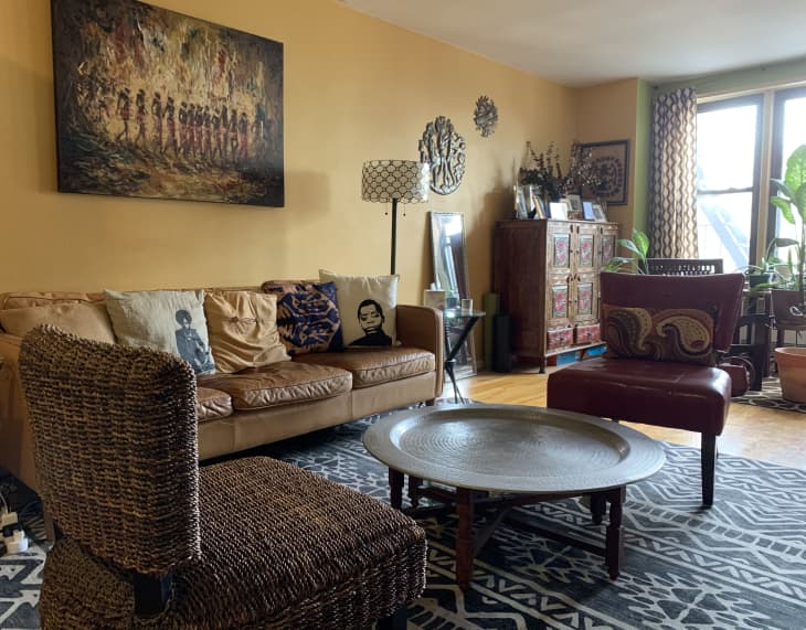客厅有金色的墙壁和皮革沙发