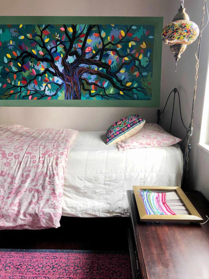 带有树木艺术品的卧室