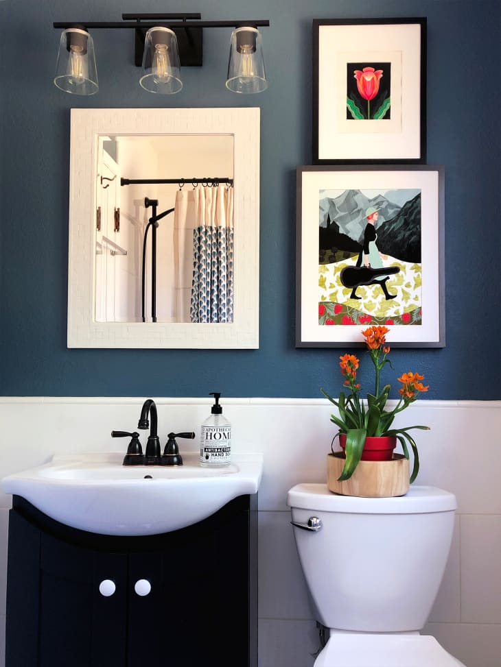 浴室与框架艺术品悬挂在厕所