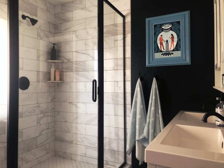 站立淋浴与大理石瓷砖和玻璃环绕在浴室