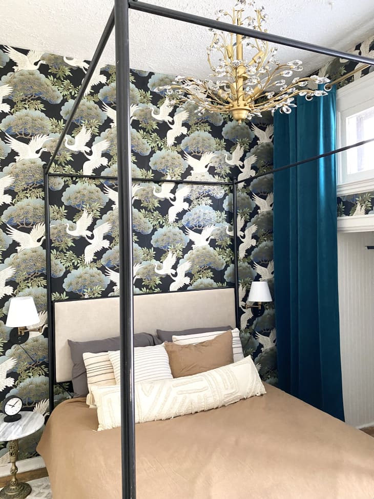卧室与鸟壁纸和华丽的枝形吊灯